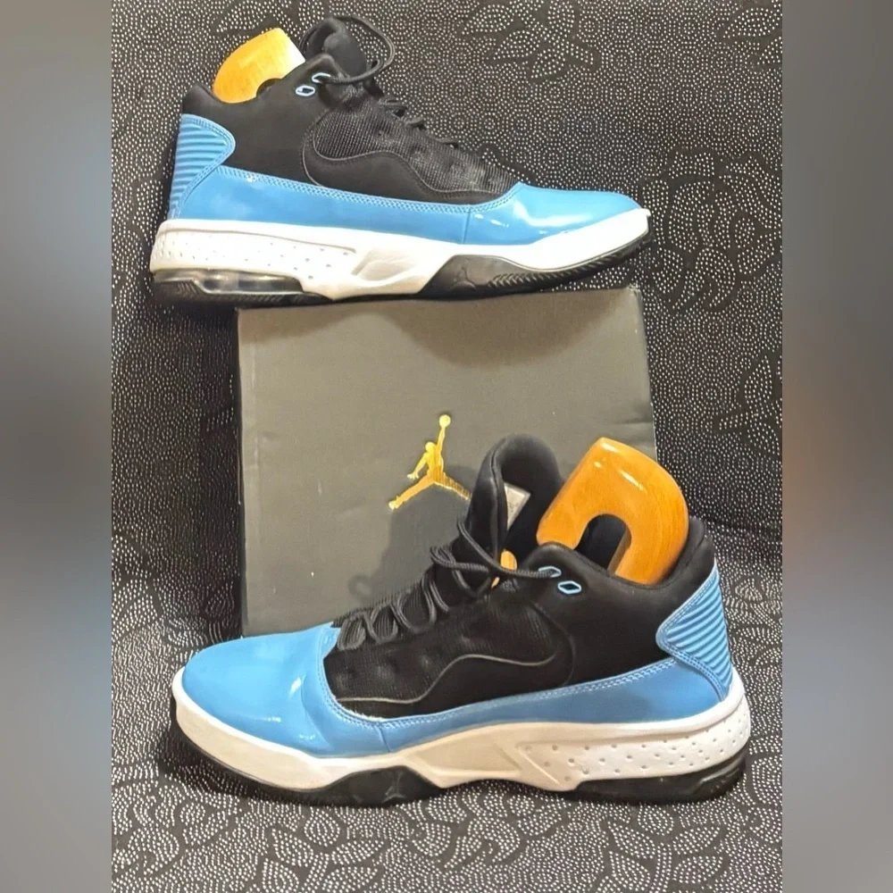 Air Jordan Max Aura 2 GS 'Black University Blue' Sneakers
